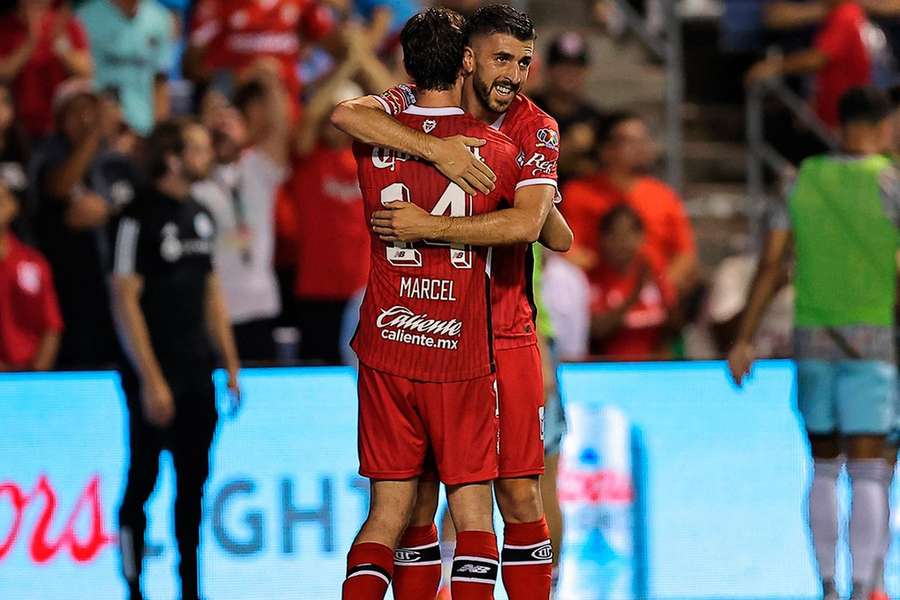 Paulinho celebra com Marcel Ruiz