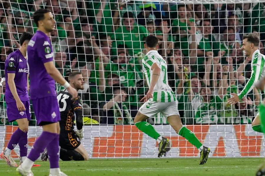 David de Gea de la Fiorentina se uită la golul marcat de Antony, împrumutat de Real Betis, în timpul meciului din prima manșă a semifinalei Conference League David de Gea de la Fiorentina se uită la golul marcat de Antony, împrumutat de Real Betis, în timpul meciului din prima manșă a semifinalei Conference League