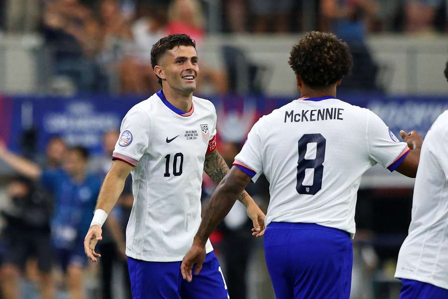 Pulisic e McKennie festejam o golo contra o Panamá