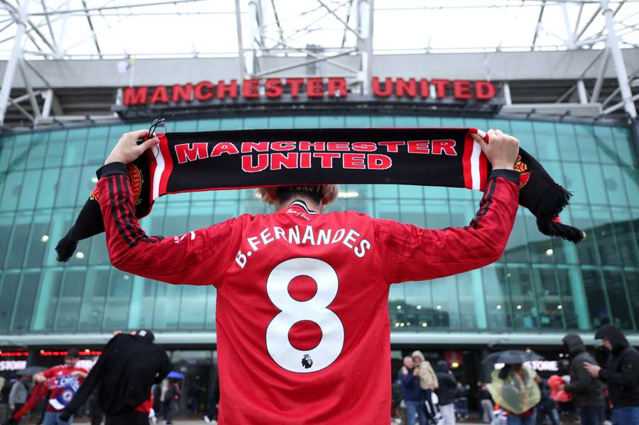 Un aficionado frente a Old Trafford