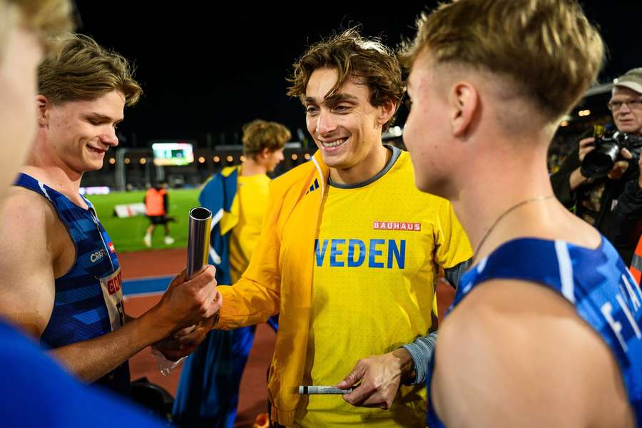 Armand Duplantis with Finnish competitors at Finnkampen