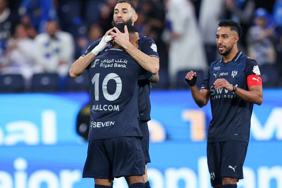 Benzema abraça Malcom após marcar pelo Al-Hilal