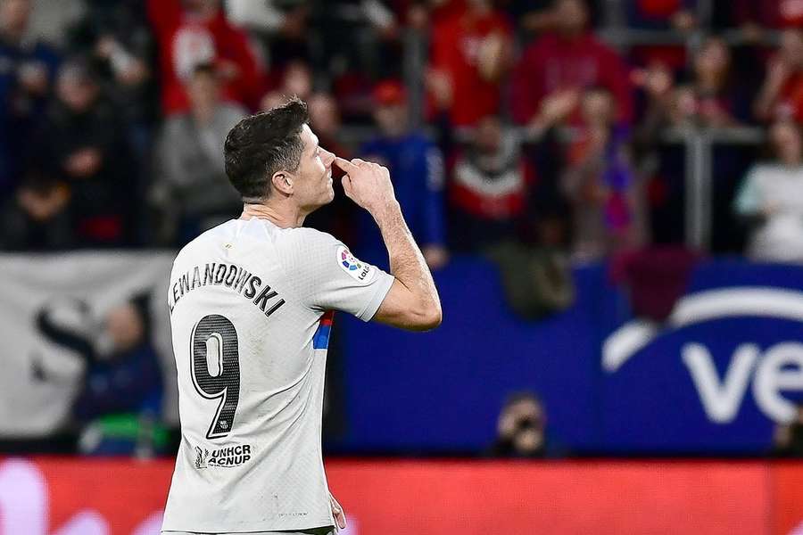 Robert Lewandowski maakt een snuifgebaar nadat hij van het veld gestuurd wordt