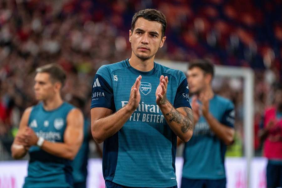 Porto agree €25M deal with Arsenal for unwanted defender as Hincapie deal is finalized