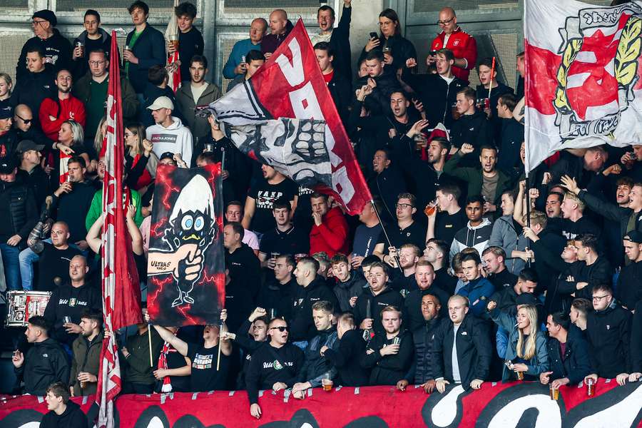 De fans van FC Twente in het uitvak bij Heracles Almelo