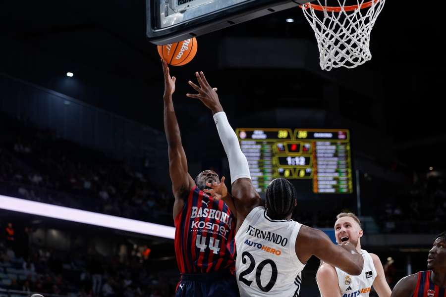 Kamar Baldwin intenta anotar ante la oposición de Bruno Fernando