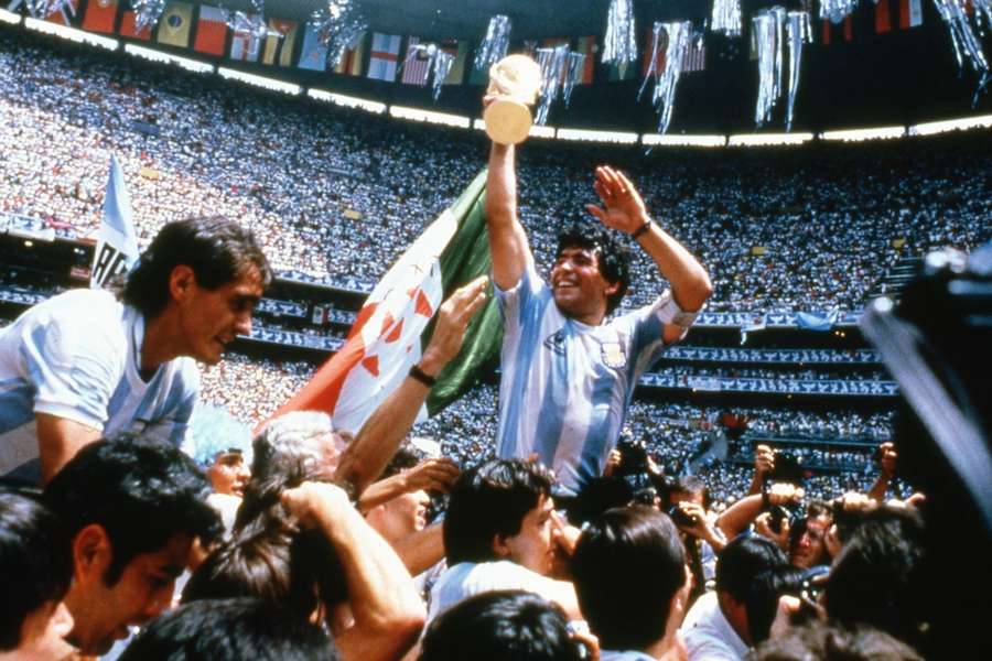 Maradona, tras ganar el Mundial de México 1986 con Argentina Maradona, tras ganar el Mundial de México 1986 con Argentina