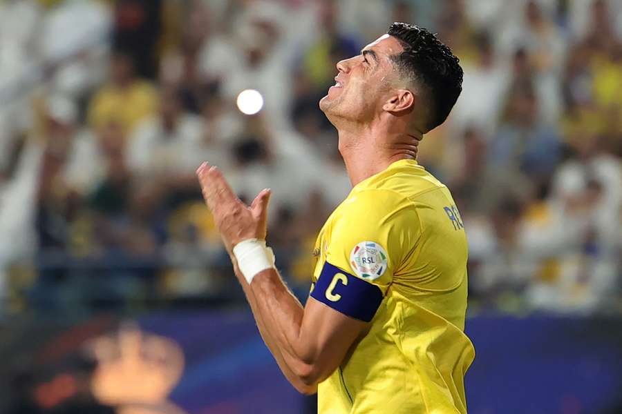 Cristiano Ronaldo se lamenta durante un partido con Al-Nassr.