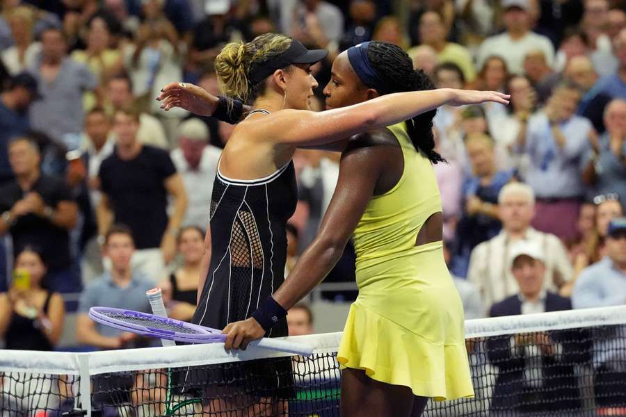 Coco Gauff abraza a Paula Badosa tras el partido Coco Gauff abraza a Paula Badosa tras el partido