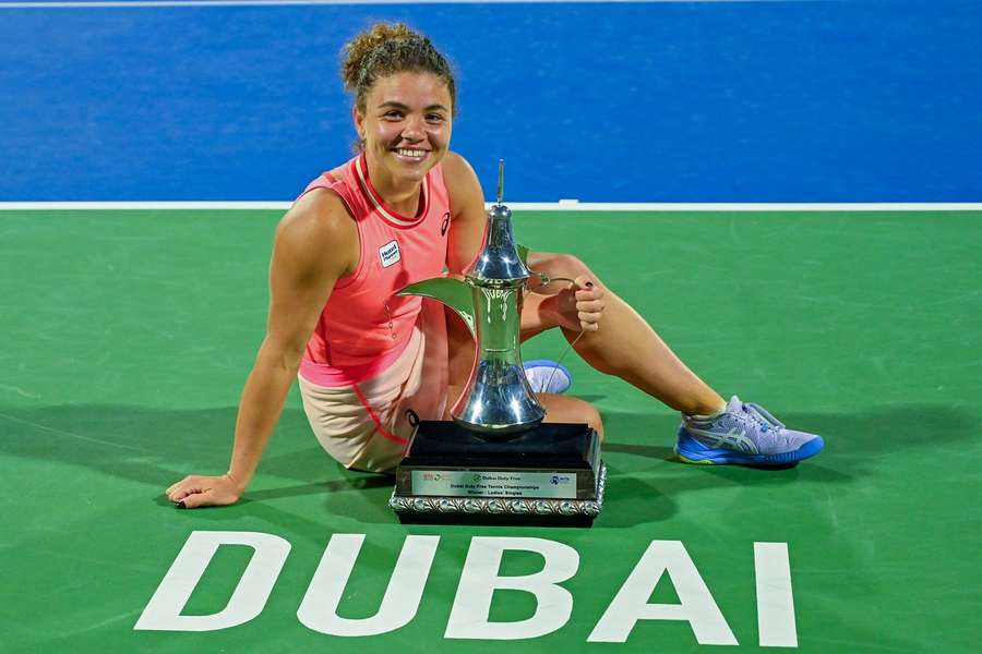 Jasmine Paolini cu trofeul de la Dubai
