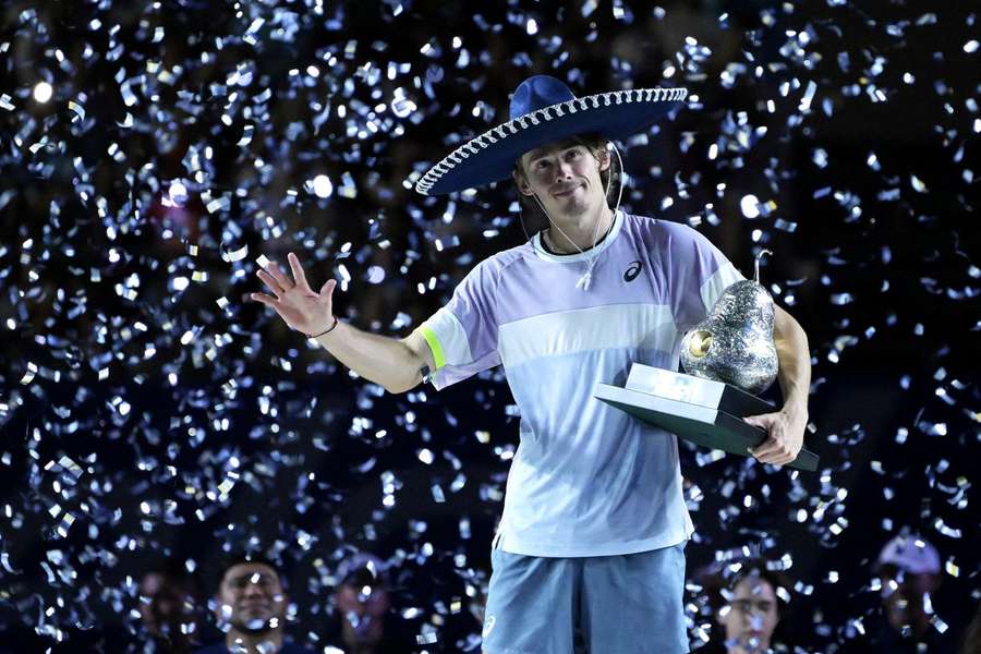 Alex de Minaur com o troféu