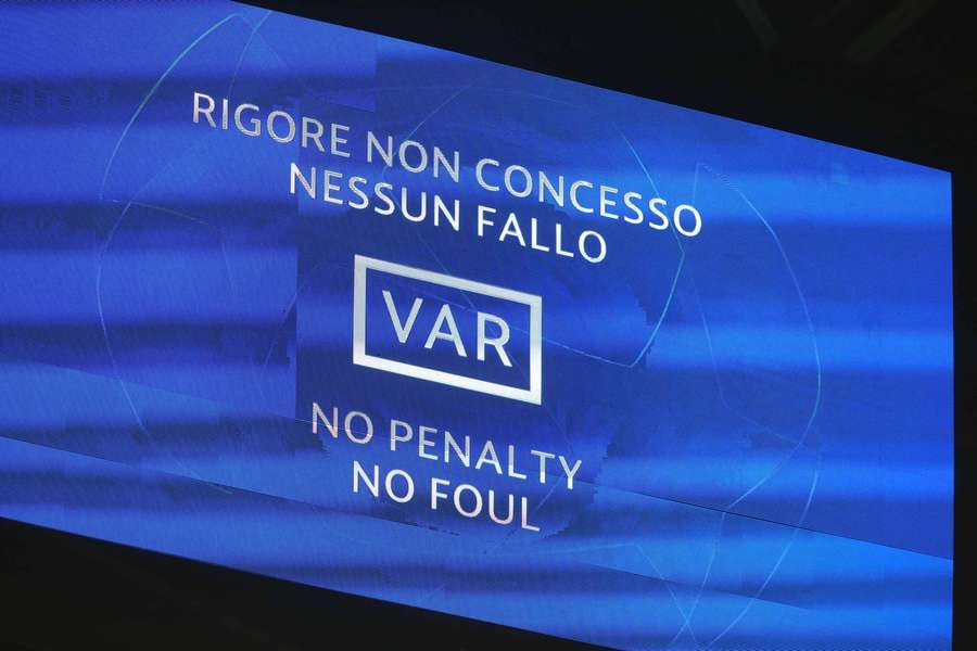 Sistem VAR la o partidă din Champions League 