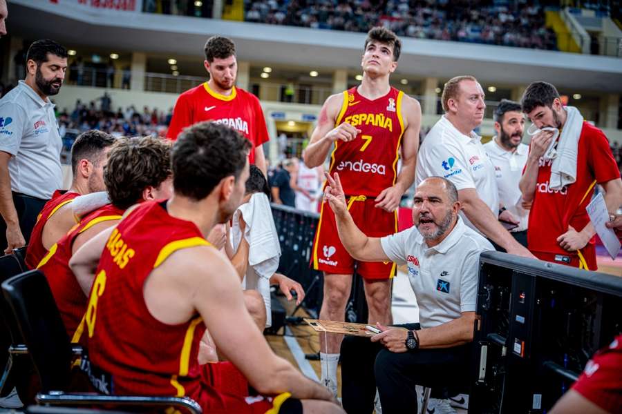 Chus Mateo da indicaciones en un tiempo muerto durante el Georgia-España Chus Mateo da indicaciones en un tiempo muerto durante el Georgia-España