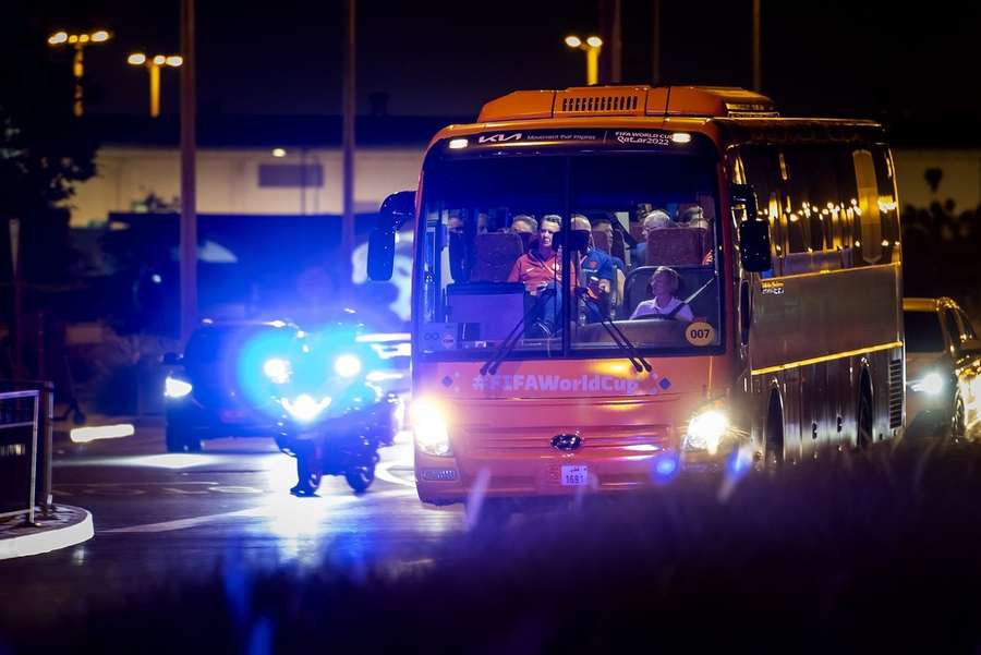 Nederlands Elftal verlaat spelershotel en is op weg terug van Qatar naar huis