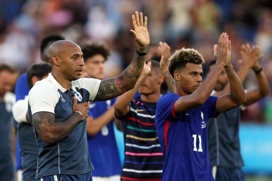 Frankrijk coach Thierry Henry, Desire Doue en teamgenoten applaudisseren voor de fans na de wedstrijd