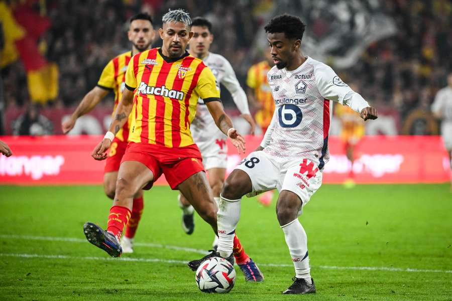Angel Gomes frente a Facundo Medina