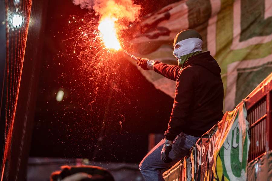 Ein Wolfsburg-Ultra zündet Pyrotechnik.