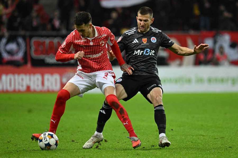 Raul Opruț (stânga) în acțiune pentru Dinamo