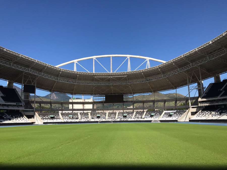 Botafogo instalou gramado sintético no Nilton Santos em 2023