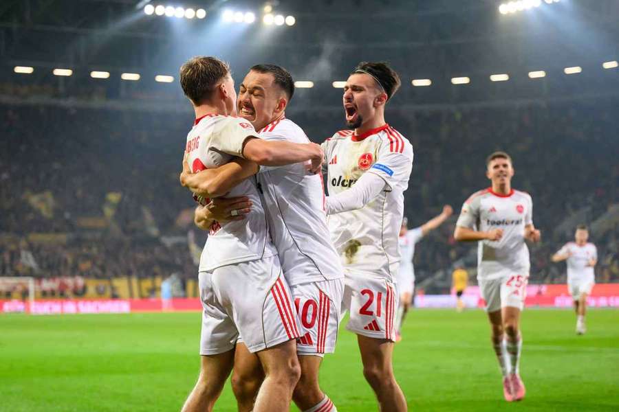 Der 1. FC Nürnberg bejubelt einen Auswärtssieg bei Dynamo Dresden.