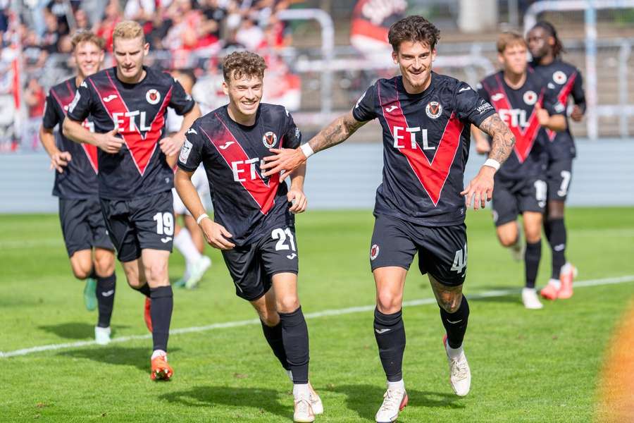 Viktoria Köln bejubelt einen Treffer beim Sieg gegen Ingolstadt.