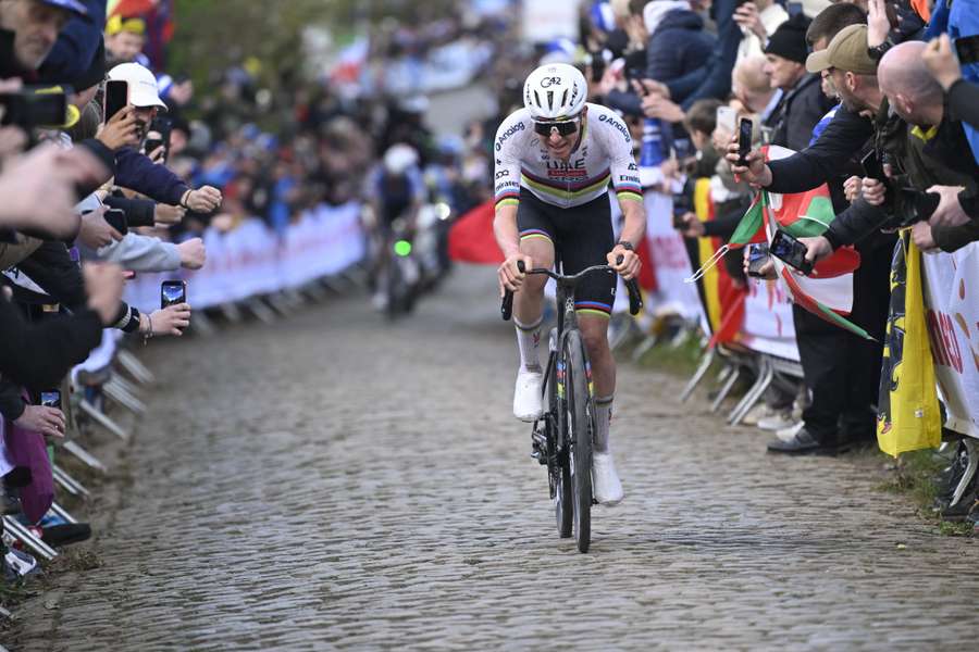 Tadej Pogacar drops Mathieu van der Poel on the Oude Kwaremont