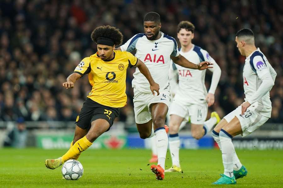 Kevin Danso chases the ball