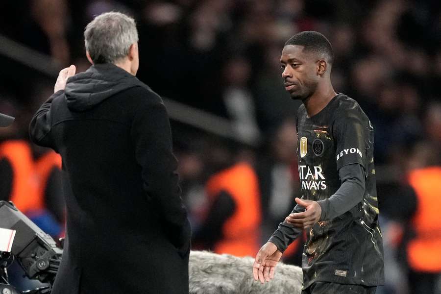 PSG-Star Dembele (r.) beim Abklatschen mit Trainer Enrique PSG-Star Dembele (r.) beim Abklatschen mit Trainer Enrique