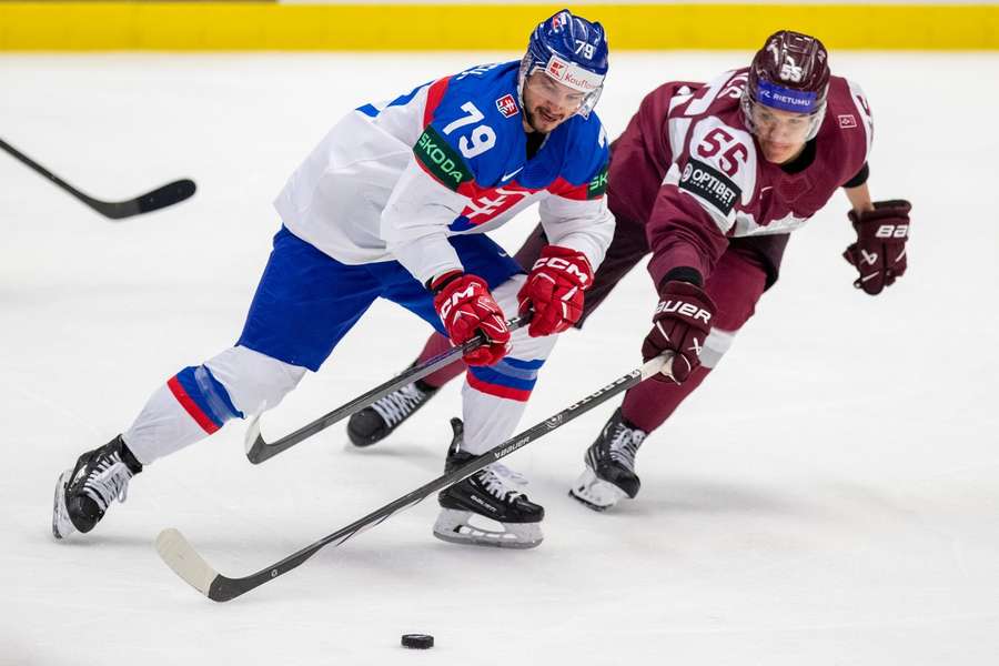 Libor Hudacek (l.) und Roberts Mamcics im Zweikampf