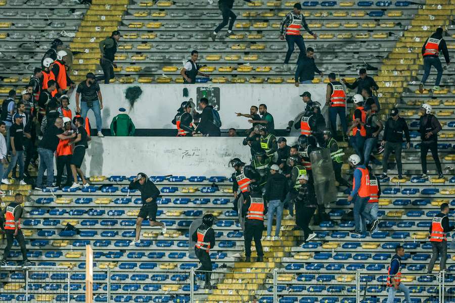 Veiligheidstroepen grijpen in op de tribunes in Casablanca