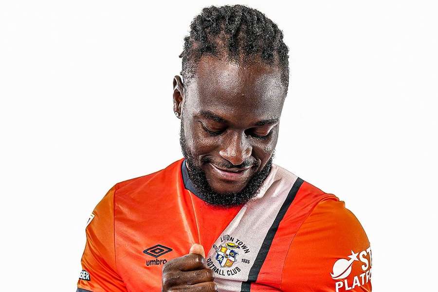 Victor Moses presentado por Luton Town