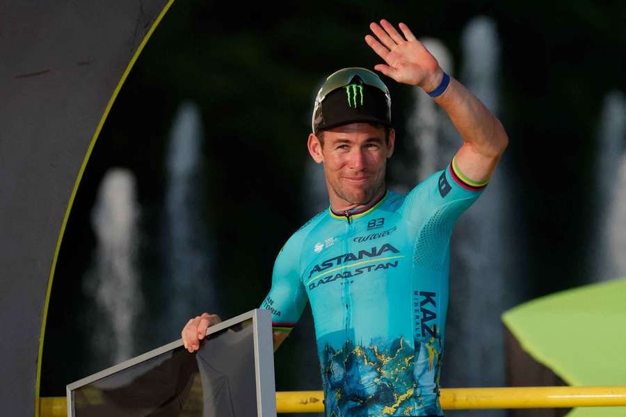 Mark Cavendish saluda a la multitud en Niza tras el Tour de Francia