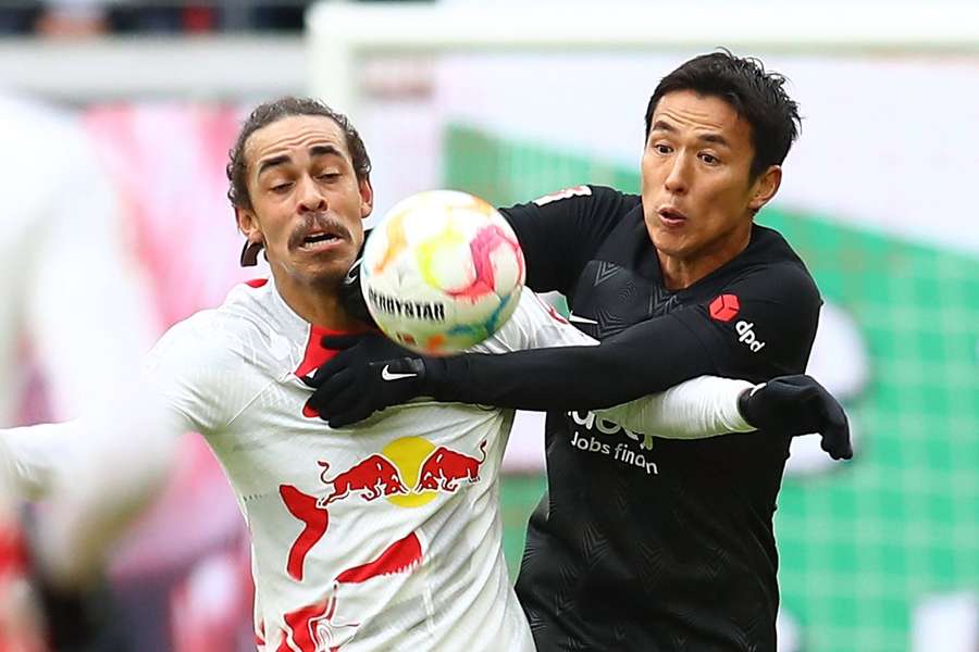 Makoto Hasebe (re.) hatte mit Yussuf Poulsen und den schnellen Leipzigern so seine Probleme