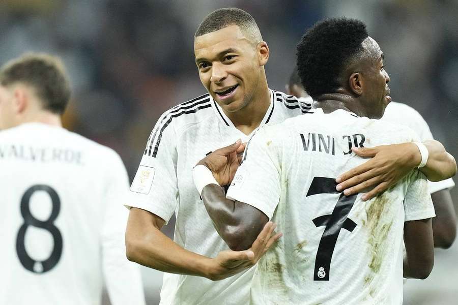 Mbappé abraza a Vinicius tras el gol.