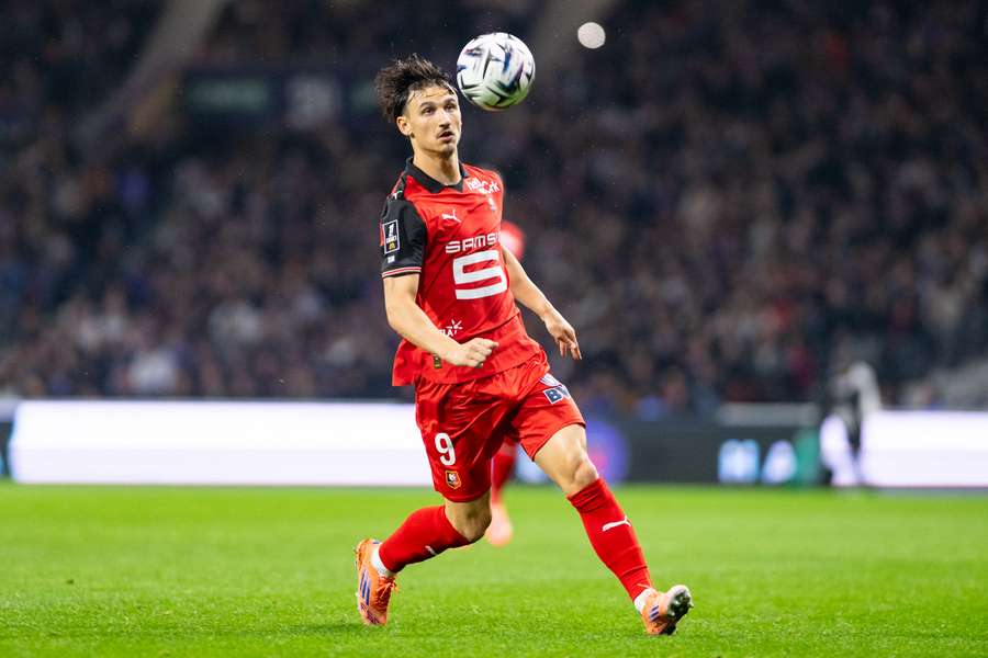 Lepaul intenta controlar el balón Lepaul intenta controlar el balón