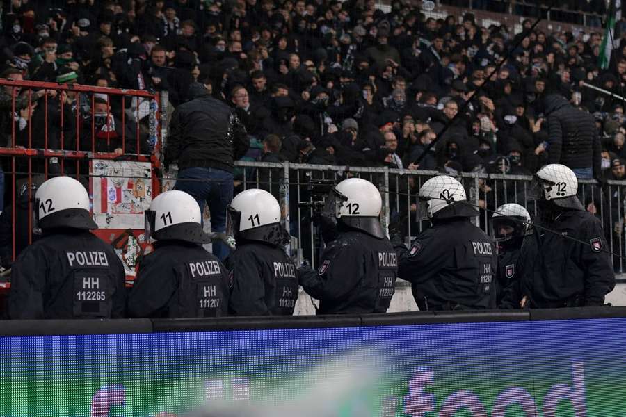 De Duitse politie besloot in te grijpen in het stadion van St. Pauli