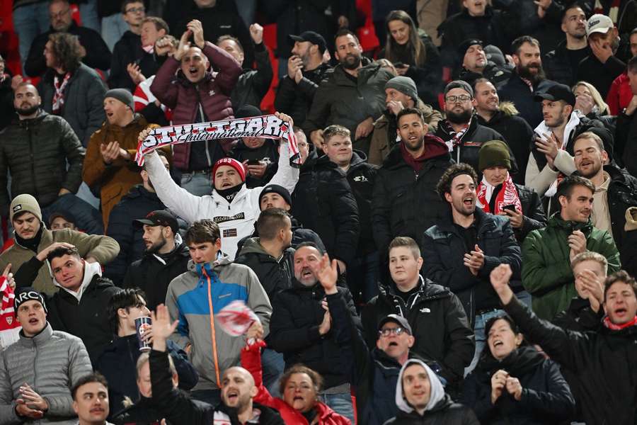 Vereinzelte Stuttgarter haben es dann doch ins Stadion geschafft.