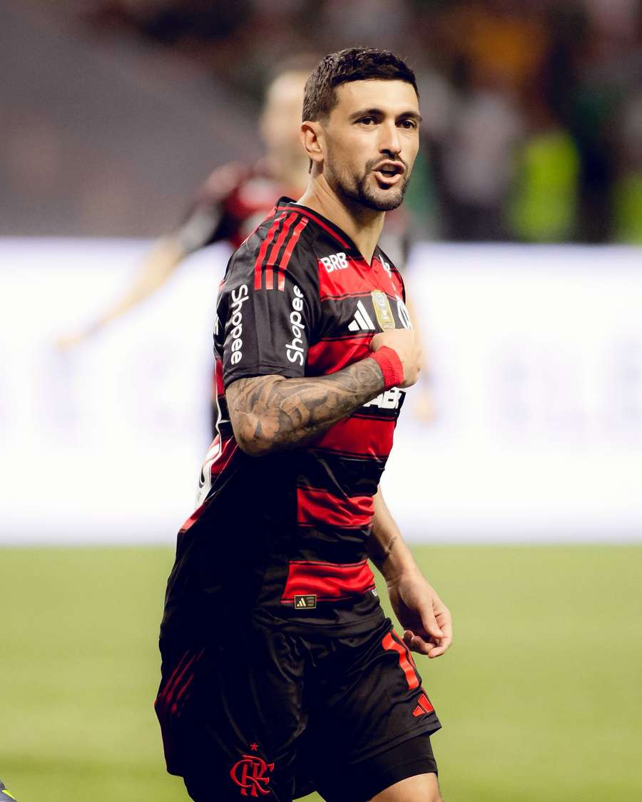 Arrascaeta sofreu e converteu pênalti em Palmeiras 0x2 Flamengo Arrascaeta sofreu e converteu pênalti em Palmeiras 0x2 Flamengo