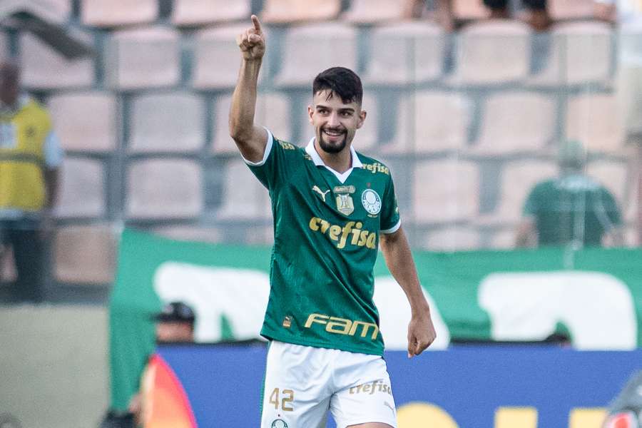 Flaco López marcou três para colocar o Palmeiras nas meias-finais