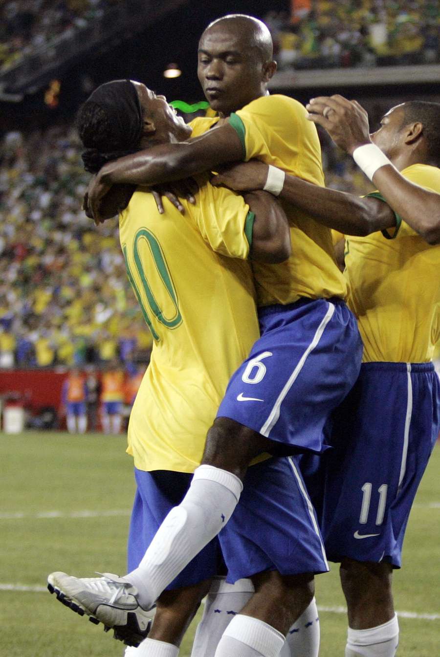 Kléber celebra gol na Seleção Brasileira com Ronaldinho Gaúcho