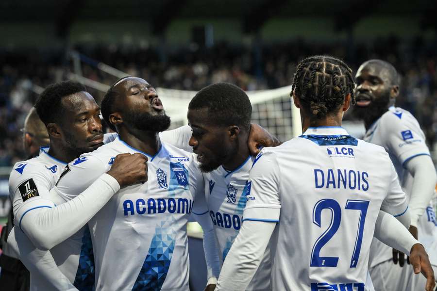 Elisha Owusu (secondo a sinistra), centrocampista ghanese dell'Auxerre, festeggia il primo gol della sua squadra.