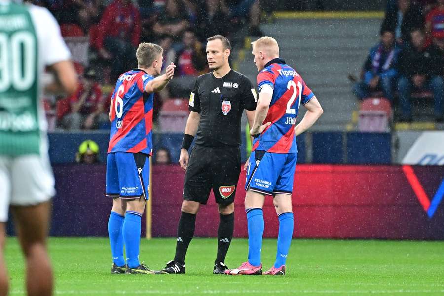 Plzeňsští Lukáš Červ a Václav Jemelka debatují s rozhodčím v zápase s Jabloncem.