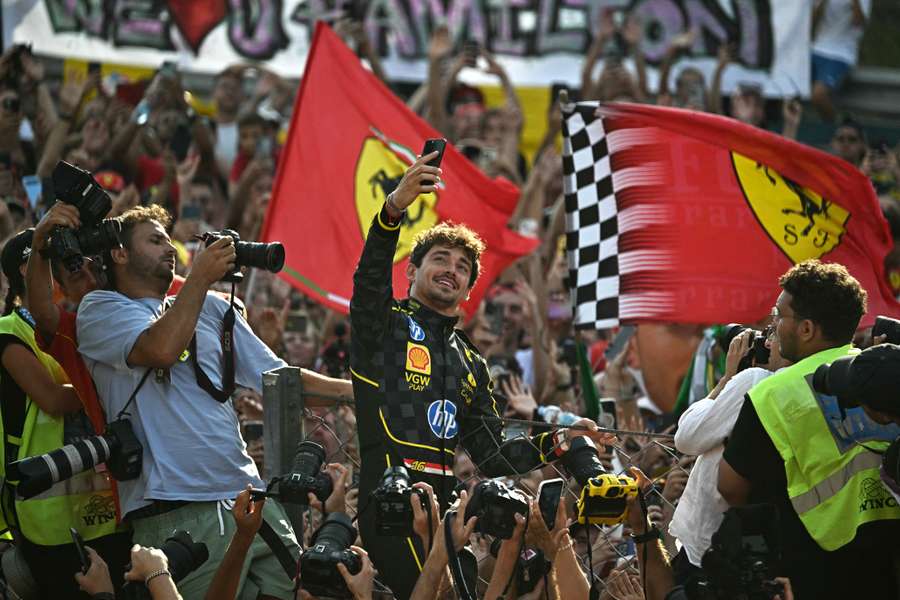 Charles Leclerc festejou com os adeptos da Ferrari