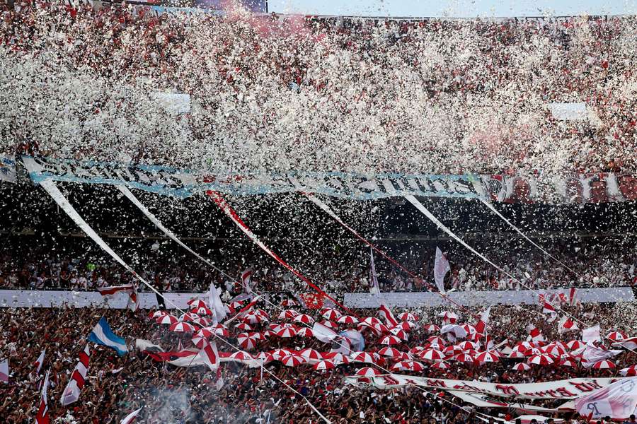 Prohíben arrojar papelitos en los estadios de fútbol de la capital argentina
