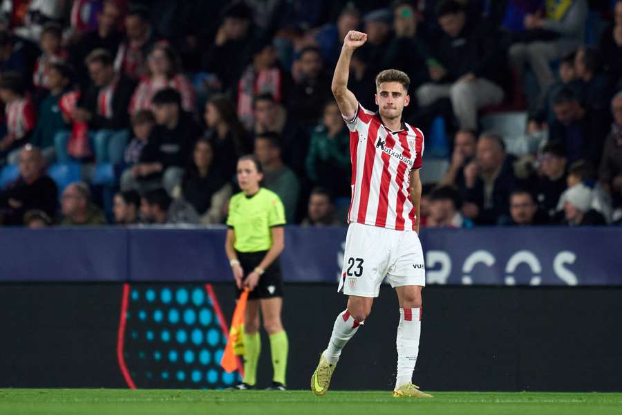 Robert Navarro celebra en el campo del Levante Robert Navarro celebra en el campo del Levante