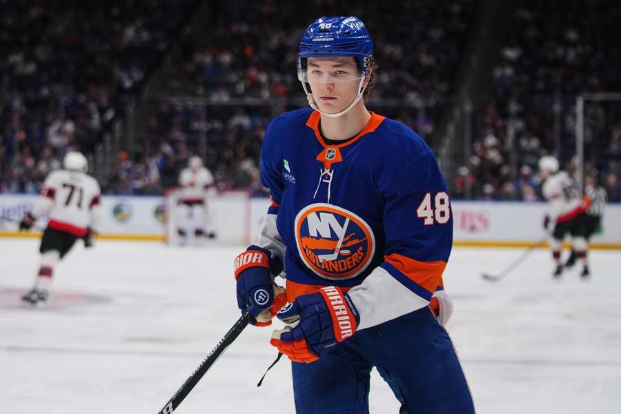 Obránce Matthew Schaefer z New York Islanders.