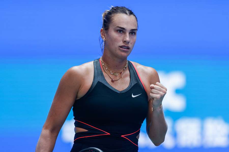 Aryna Sabalenka célèbre sa victoire contre Elena Rybakina en quarts de finale du Wuhan Open 2025. Aryna Sabalenka célèbre sa victoire contre Elena Rybakina en quarts de finale du Wuhan Open 2025.