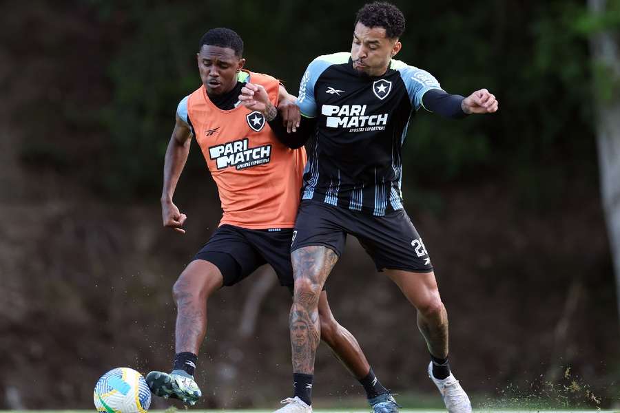 Jeffinho e Gregore durante treino do Botafogo