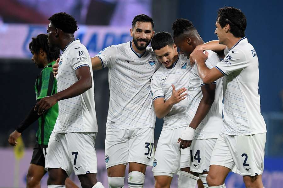 Os jogadores da Lazio celebram depois da vitória contra o Sassuolo Os jogadores da Lazio celebram depois da vitória contra o Sassuolo