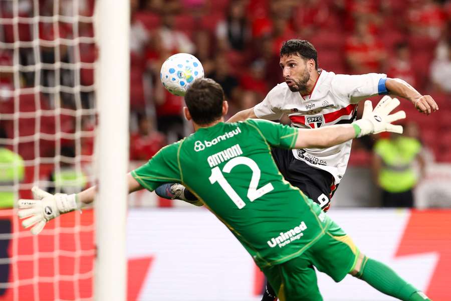 Calleri é uma das esperanças de gol do São Paulo contra o Internacional